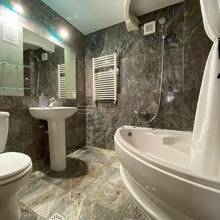 Penthouse With Panoramic Mountain & City View Брашов