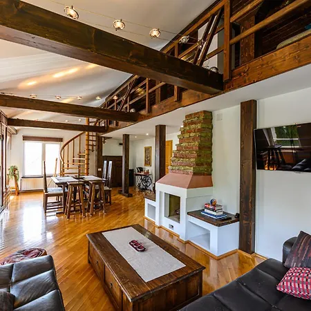 Penthouse With Panoramic Mountain & City View Брашов