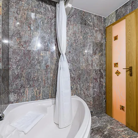 Penthouse With Panoramic Mountain & City View Брашов